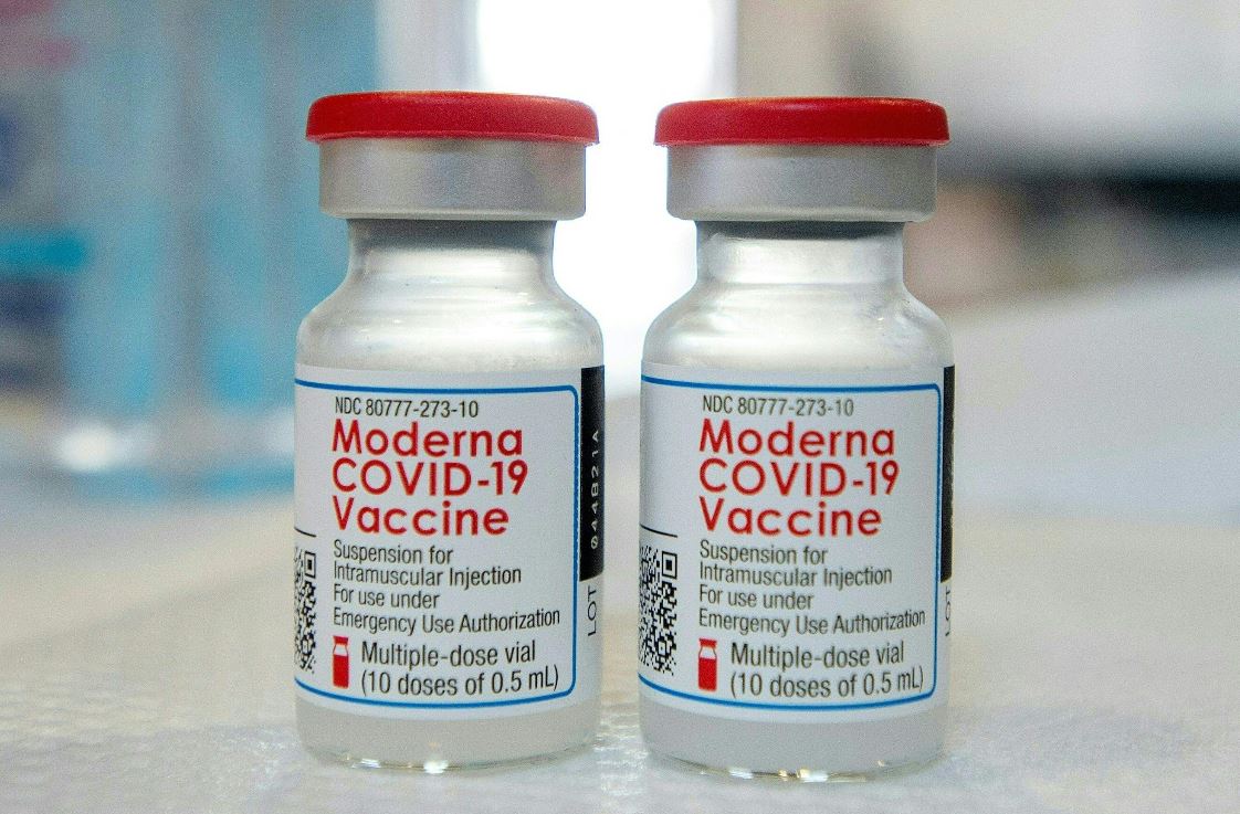 La vacuna de Moderna contra el covid-19 ya es aplicada en varios países. (Foto Prensa Libre: AFP)
