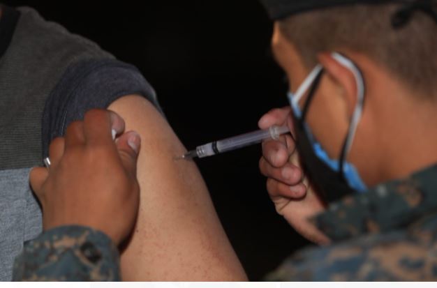 Guatemala reporta más de 2 millones de personas vacunadas con la primera dosis contra el covid-19. (Foto Prensa Libre: Juan Diego González)