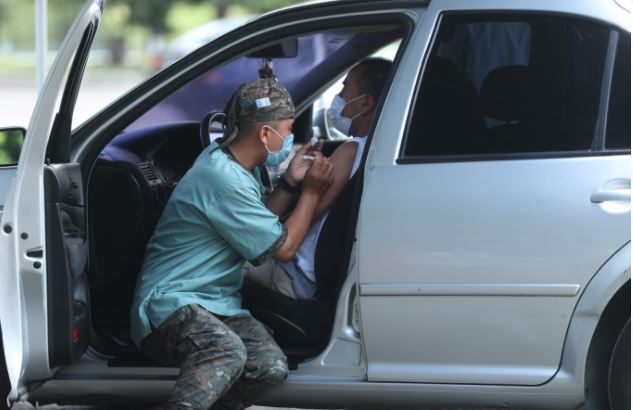 Guatemaltecos acuden a la Guardia de Honor para vacunarse contra el covid-19. (Foto Prensa Libre: María José Bonilla)