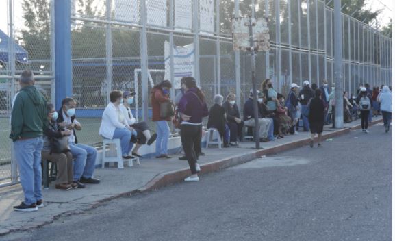 En el centro de vacunación de Gerona las personas hacen fila para obtener la segunda dosis de vacuna contra el covid-19. (Foto Prensa Libre: Esbin García) 