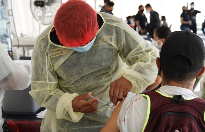 Esta semana se habilitó un centro de vacunación en el Parque Central de la ciudad de Guatemala. (Foto Prensa Libre: Esbin García) 