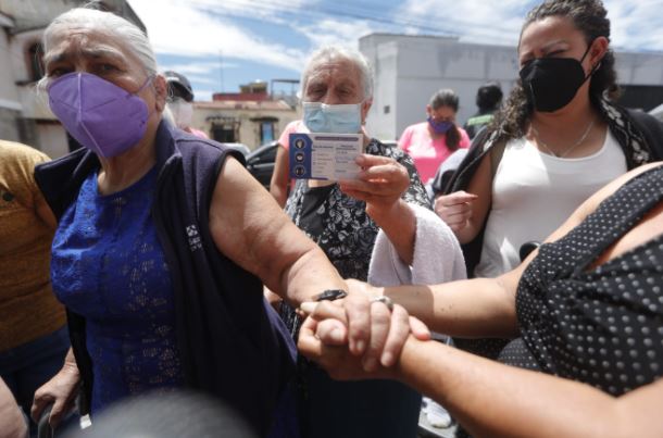Guatemala avanza en la vacunación en medio del incremento de casos de covid-19. (Foto Prensa Libre: Esbin García) 