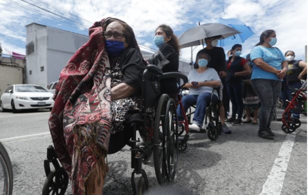 Personas acuden a vacunarse en medio del incremento de casos de covid-19 en Guatemala. (Foto Prensa Libre: Esbin García) 