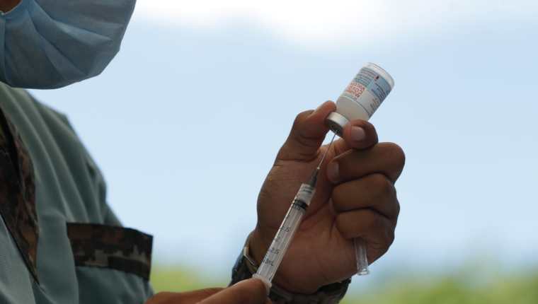 Las jornadas de vacunación en Guatemala se han extendido a fines de semana y horarios nocturnos para ampliar el porcentaje de población protegida. (Foto Prensa Libre: Esbin García)