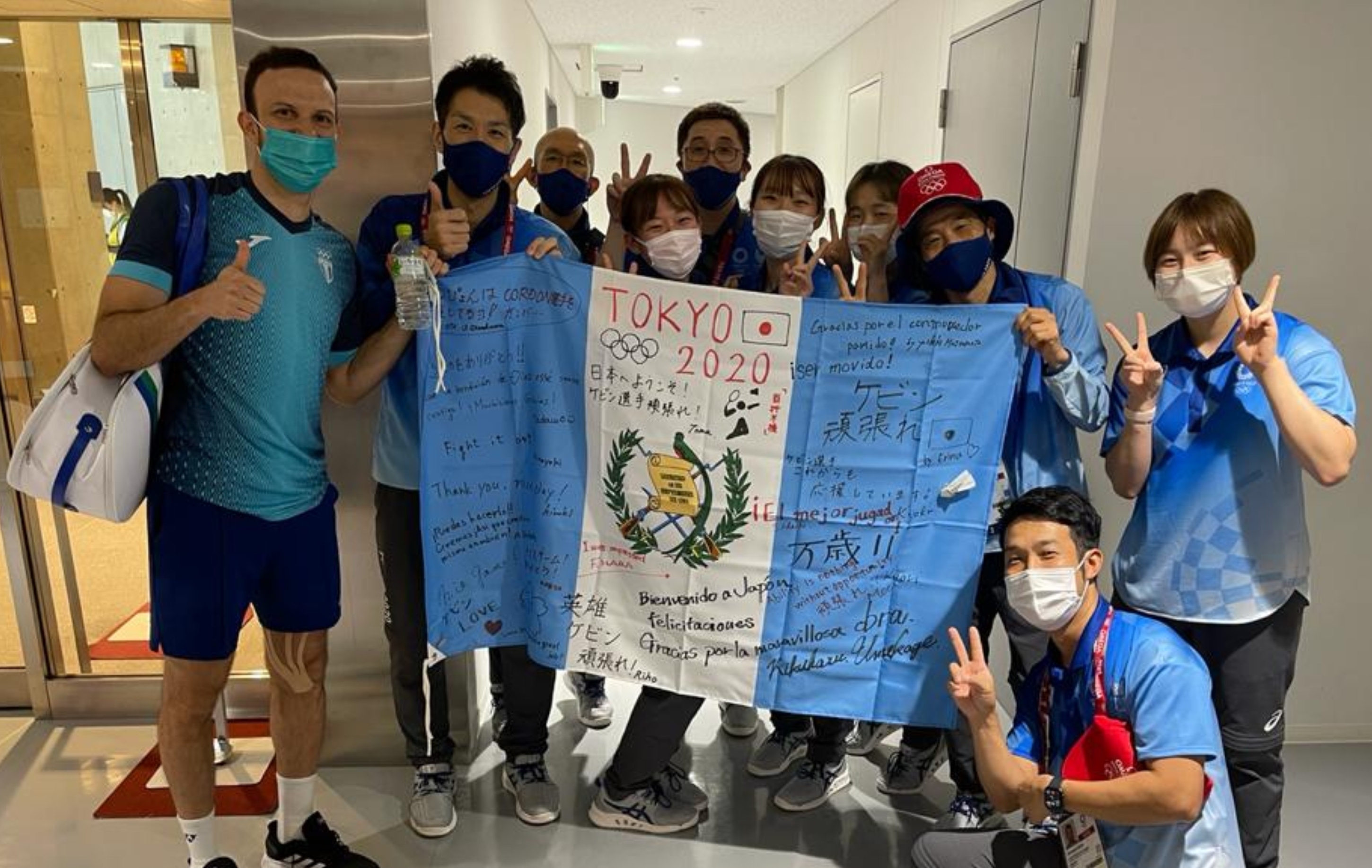 El guatemalteco Kevin Cordón fue la sensación del bádminton en los Juegos Olímpicos y recibió una bandera nacional firmada por los voluntarios. Foto COG.