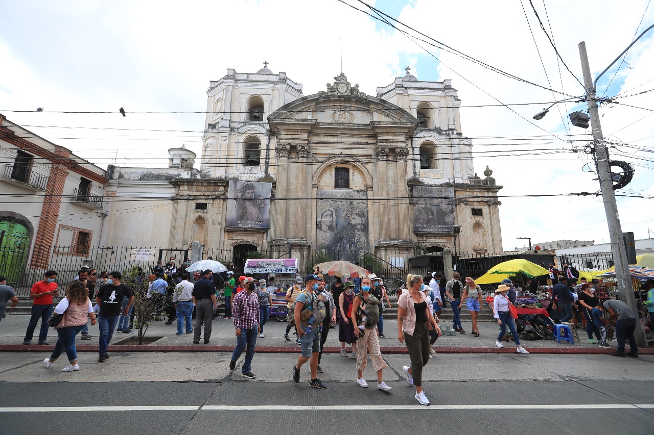 El recorrido de dos horas organizado por Pie de Lana en  el Centro Histórico lleva a conocer los principales barrios en que se divide.  (Foto Prensa Libre: Carlos Hernández).