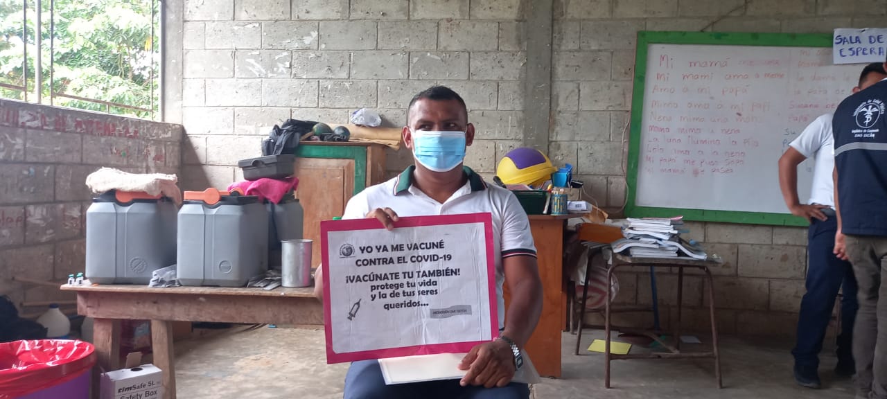 Humberto Yat, Coordinador de Cocode de segundo nivel en San Juan Chactelá, Ixcán, asegura que dar el ejemplo con la vacunación es parte de su éxito como comunidad. Fotografía: Cortesía. 