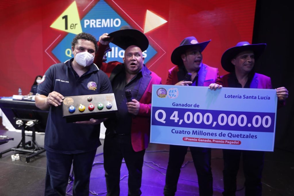 Muestran el número ganador de los Q4 millones. (Foto Prensa Libre: Esbin García)