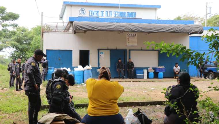 Las autoridades establecieron una mesa de diálogo para liberar a los guardias penitenciarios retenidos. Foto Prensa Libre: Carlos Paredes. 