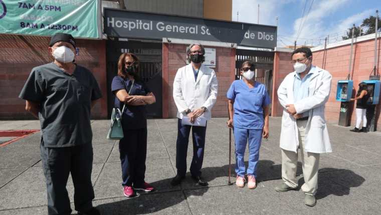 Médicos del hospital San Juan de Dios teme que ese centro se convierta en hospital covid debido a la cantidad de pacientes que ingresan contagiados. (Foto Prensa Libre: Fernando Cabrera)
