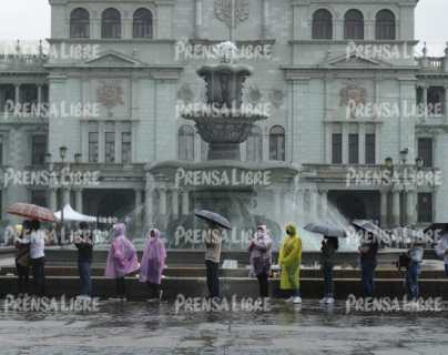 Guatemaltecos acuden bajo la lluvia a centro de vacunación en Plaza de la Constitución que aplica primera y segunda dosis de Pfizer