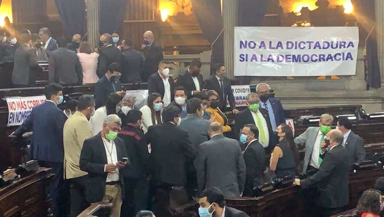 Las bancadas del Congreso en la tarde de este lunes no sabían de que manera abordar las resoluciones de la CC a pesar de contar una aclaración. Fotografía: Prensa Libre. 