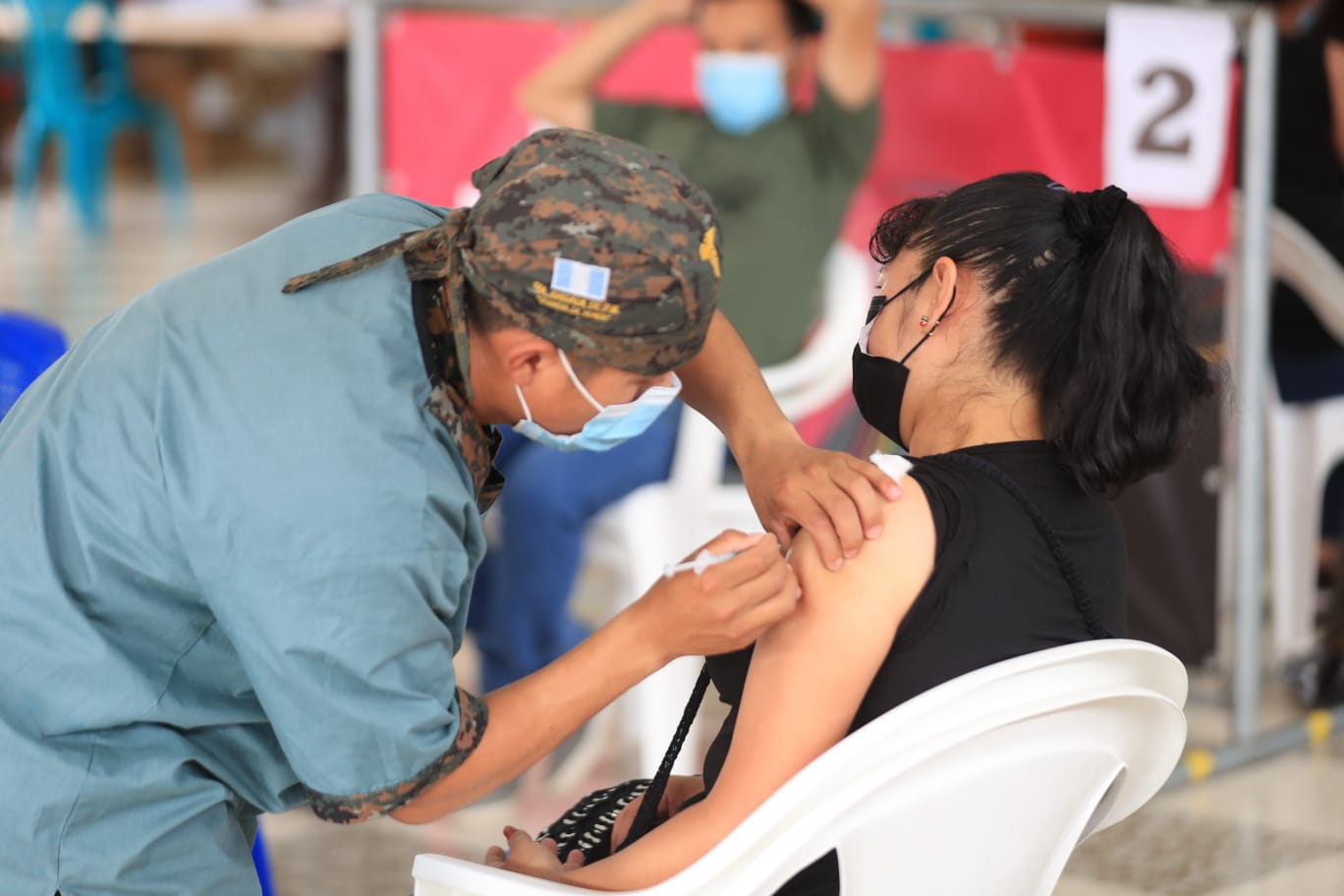  Miles de guatemaltecos esperan para tener el esquema completo de vacunación. (Foto Prensa Libre: Byron García)