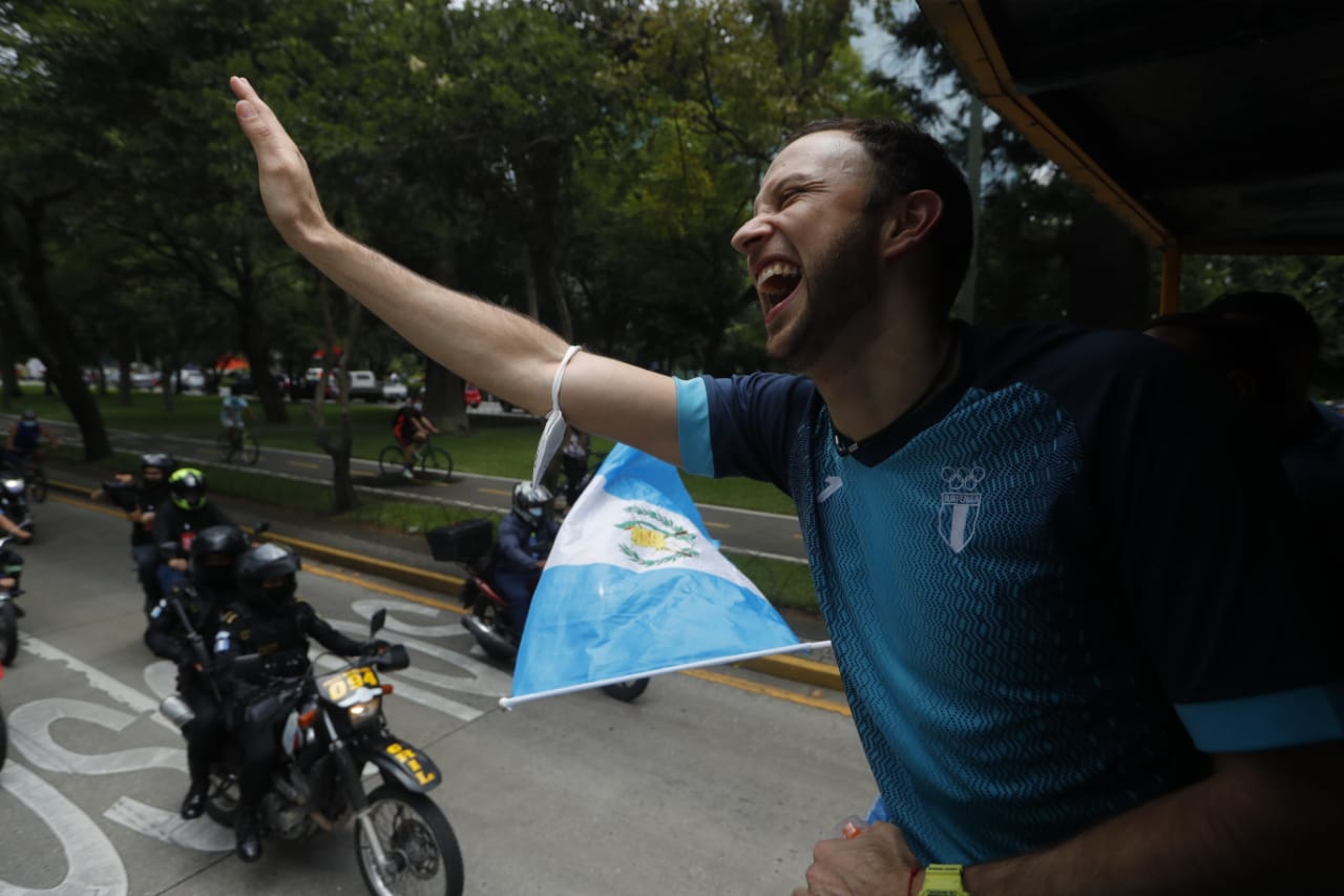 Siempre sonriente y saludando, así iba Kevin Cordón durante la caravana de la victoria. Fotos Prensa Libre: Esbin García