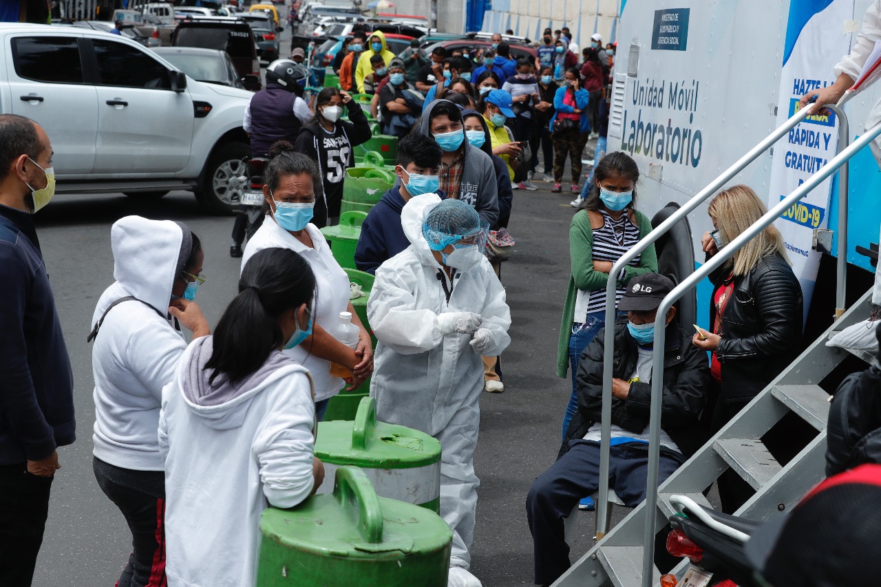 Varios guatemaltecos acuden a efectuarse el hisopado en un laboratorio móvil de la zona 11 capitalina. (Foto Prensa Libre: Esbin García)