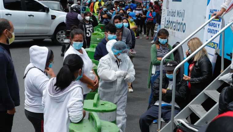 Varios guatemaltecos acuden a efectuarse el hisopado en un laboratorio móvil de la zona 11 capitalina. (Foto Prensa Libre: Esbin García)