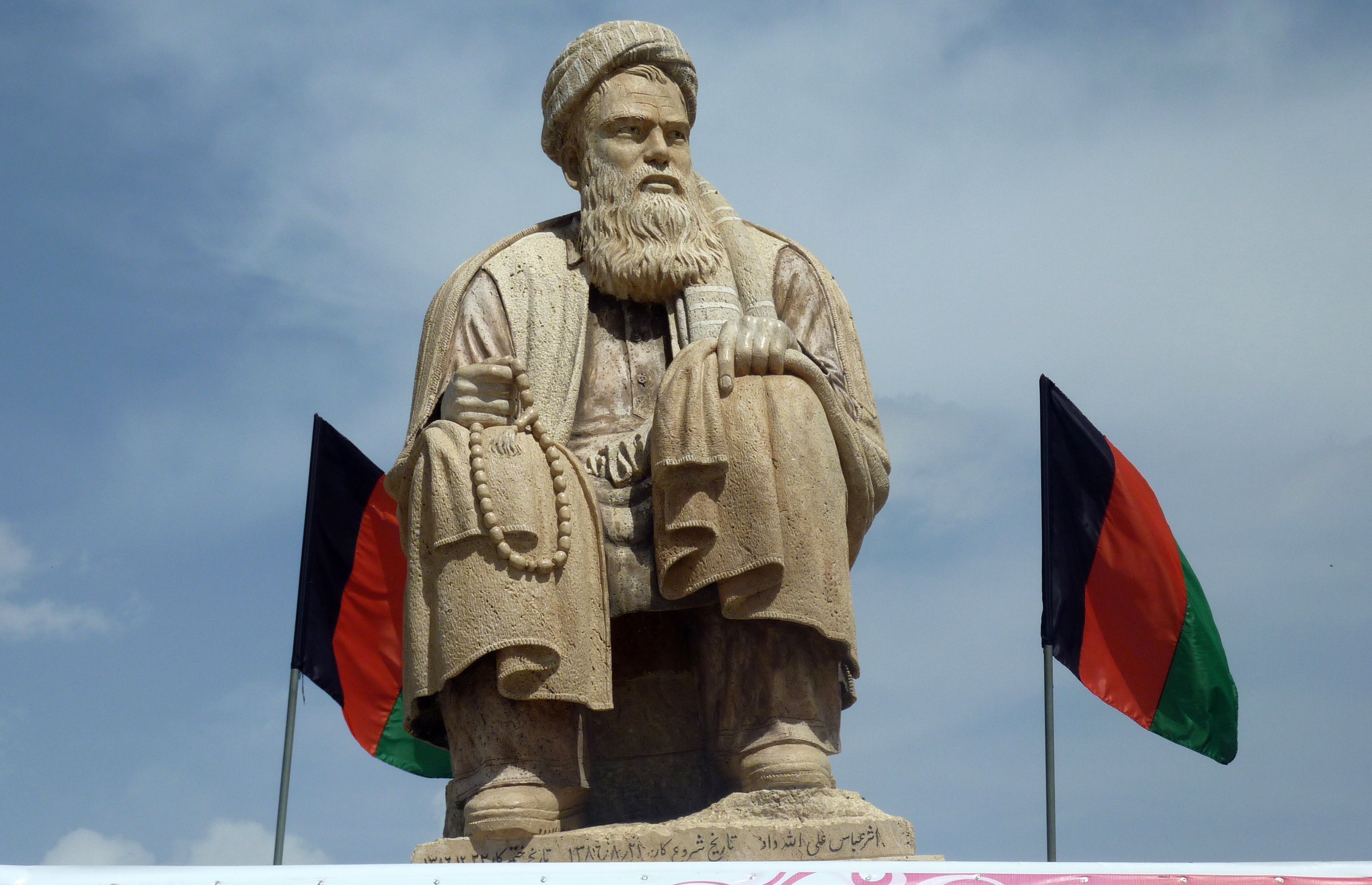 Estatua de un exdirigente político antitalibán fue destruida en Afganistán. (Foto Prensa Libre: EFE)