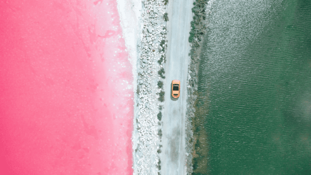 El fotógrafo y director de arte Paolo Pettigiani, publicó una serie de nuevas fotos de las aguas rosadas naturales en Camargue, Francia. (Foto Prensa Libre: Instagram)
