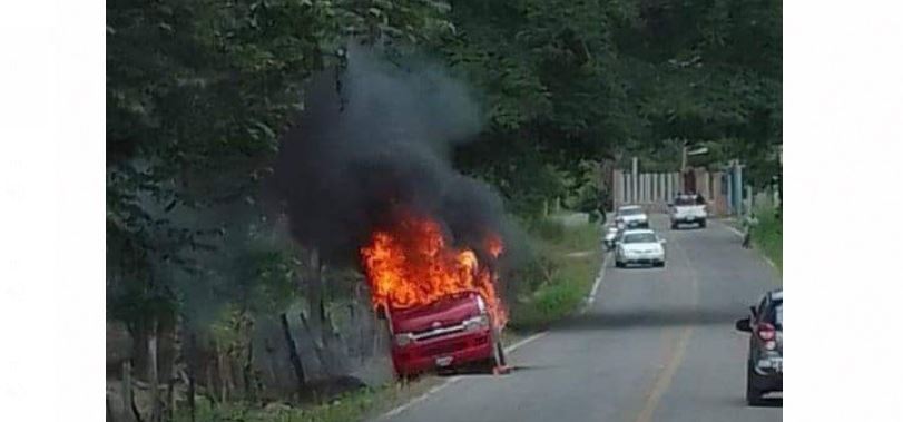 Conductores captaron carros con placas guatemaltecas incendiados en zona fronteriza. (Foto: cortesía)