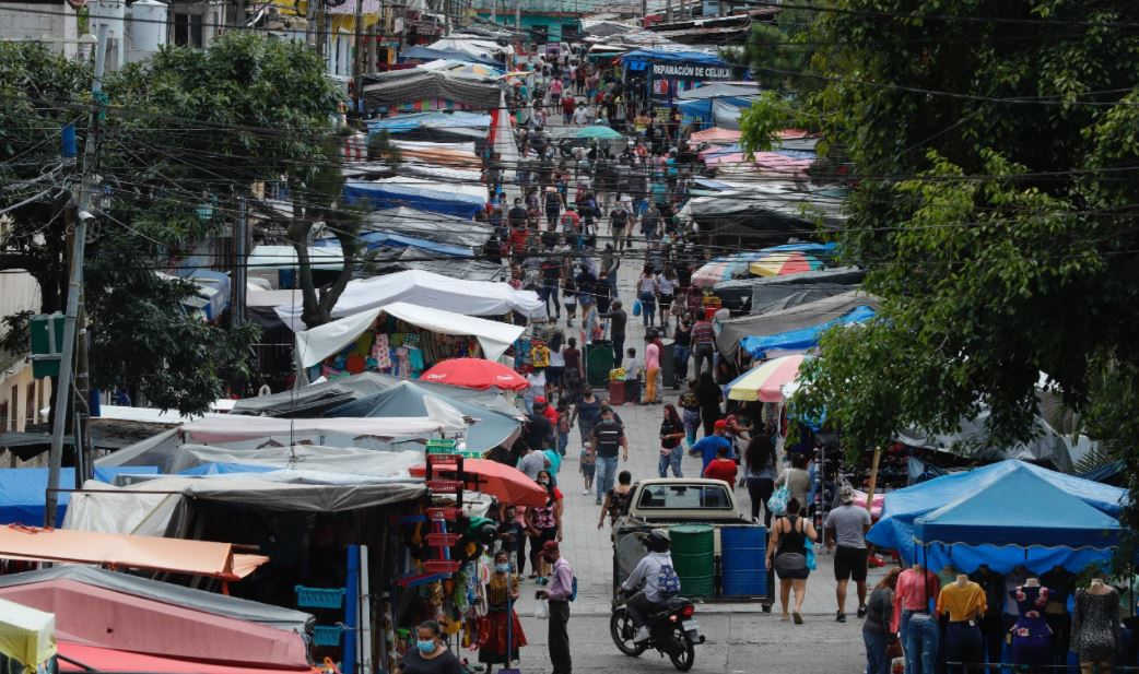 Expertos han advertido de que el relajamiento de las medidas, como estas aglomeraciones en un mercado de la zona 12, contribuyen al alza de contagios. (Foto Prensa Libre: Esbin García)