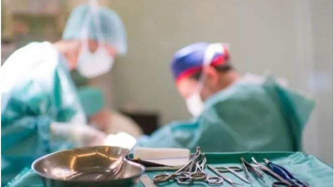Dos mujeres murieron tras someterse a una cirujía plástica con un médico que presuntamente habría operado borracho. Foto con fines ilustrativos. (Foto: AFP)