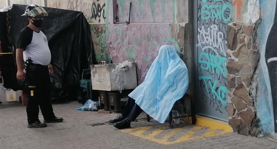 Hombre de la tercera queda fallecido en una silla en la avenida Petapa. (Foto: Bomberos Voluntarios)