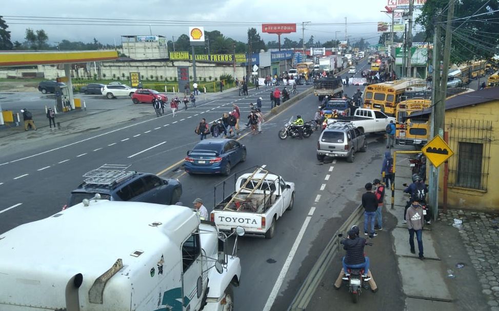 Integrantes de Codeca en el bloqueo en San Miguel, El Tejar, Chimaltenango. (Foto Prensa Libre: Víctor Chamalé)