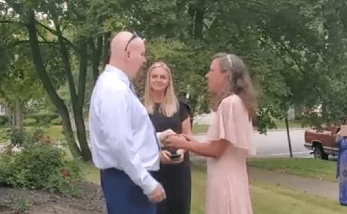 Mujer que se casó con asesino de su hermano, aseguró que se enviaban cartas desde la cárcel. 
(Foto Prensa Libre: Twitter)