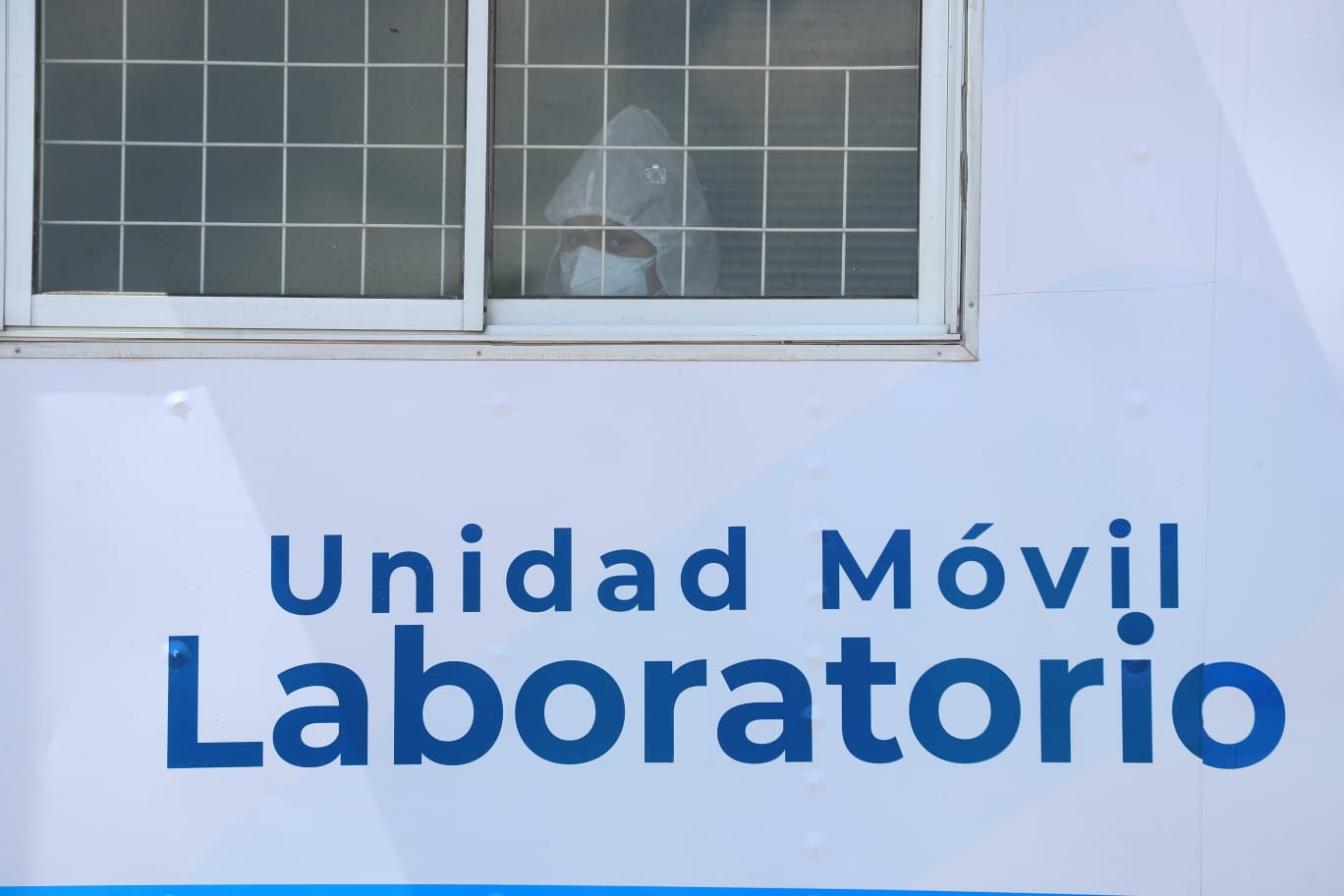 Ante el aumento de casos de coronavirus, guatemaltecos se acercan a laboratorios del Ministerio de Salud para hacerse la prueba del coronavirus. (Foto Prensa Libre: Juan Diego González) 
