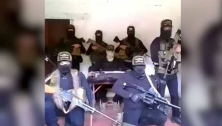 Captura de video de las imágenes que se difundieron en redes sociales en donde el Cartel Jalisco Nueva Generación amenaza a periodistas de México. (Foto Prensa Libre: Captura de video)