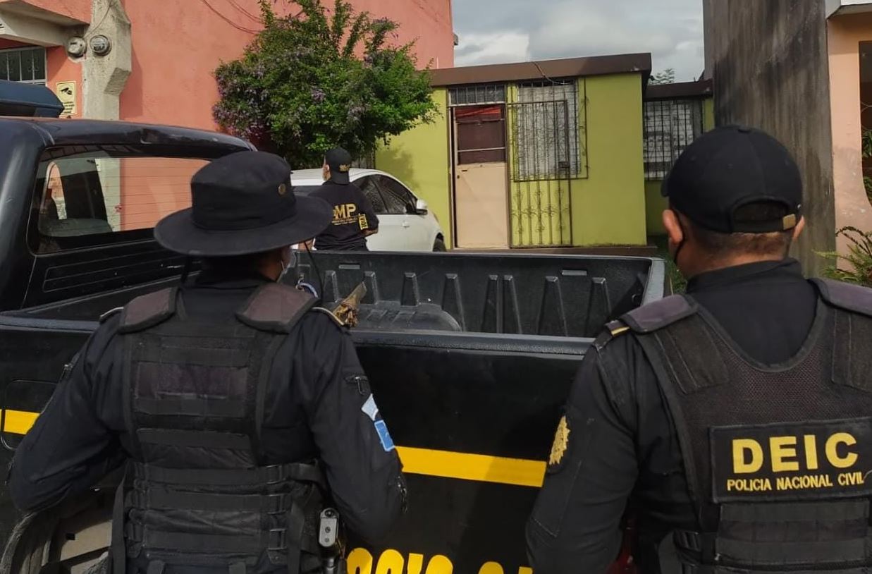 Uno de los cateos que realizaron las autoridades para la captura de dos personas vinculadas al crimen contra una pareja de extranjeros en Bosques de San Nicolás, Mixco. (Foto Prensa Libre: PNC)