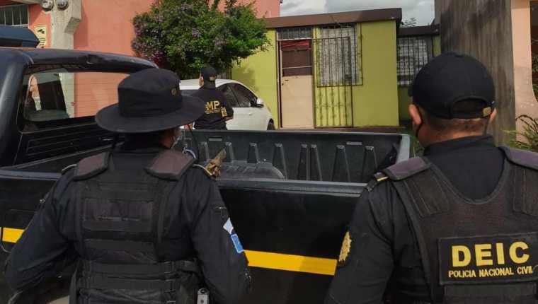Uno de los cateos que realizaron las autoridades para la captura de dos personas vinculadas al crimen contra una pareja de extranjeros en Bosques de San Nicolás, Mixco. (Foto Prensa Libre: PNC)