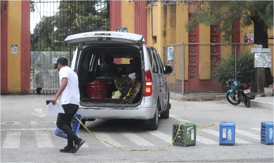 Sector funerario y de cementerios afirma que tienen capacidad para atender la alta demanda por muertes relacionadas al covid-19. (Foto Prensa Libre: Hemeroteca)