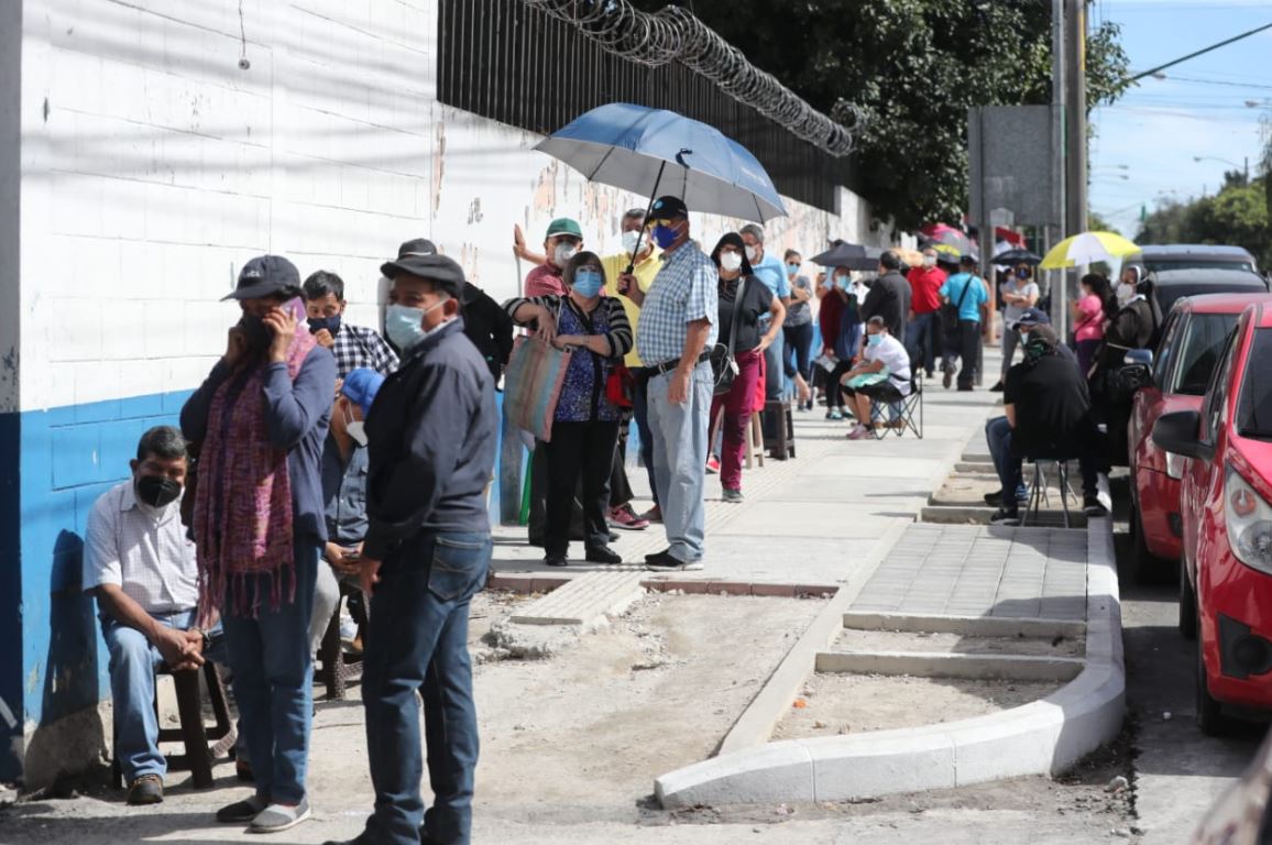 Cientos de guatemaltecos hacen fila para vacunarse contra el covid-19 en el centro de vacunación Alida España en la capital. (Foto Prensa Libre: Érick Ávila)
