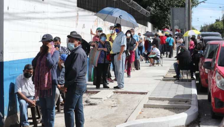 Cientos de guatemaltecos hacen fila para vacunarse contra el covid-19 en el centro de vacunación Alida España en la capital. (Foto Prensa Libre: Érick Ávila)