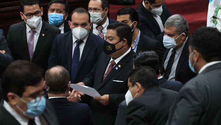 El presidente del Congreso, Allan Rodríguez, se reúne con jefes del bloque en el centro del hemiciclo. (Foto Prensa Libre: Élmer Vargas)