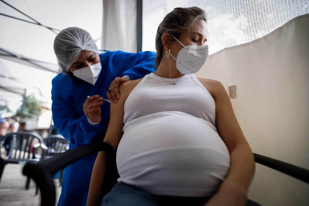 Coronavirus: OMS recomienda que embarazadas sean vacunadas luego del primer trimestre