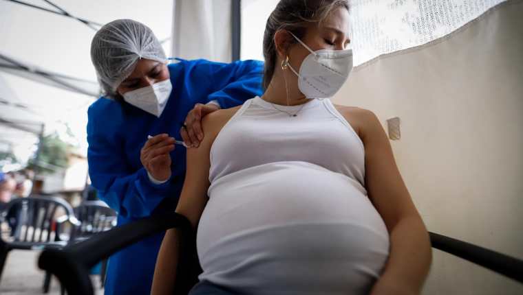 OMS asegura que la vacuna es segura para las mujeres embarazadas.  (Foto Prensa Libre: EFE)