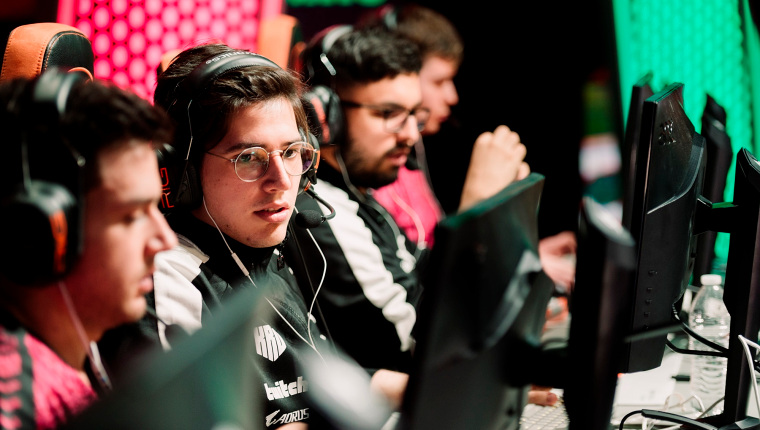 MEX9530. CIUDAD DE MÉXICO (MÉXICO), 20/08/2021.- Fotografía cedida hoy por Riot Games del equipo Krü Esports, representante latino en el Mundial de Valorant, en Ciudad de México (México). Krü Esports, equipo propiedad del futbolista argentino Sergio 'Kun' Agüero, barrió este viernes por 3-0 a Australs para ganar la final de la fase 3 del Valorant Challengers y con ello el boleto al Mundial que será en diciembre. EFE/Riot Games/SOLO USO EDITORIAL SOLO DISPONIBLE PARA ILUSTRAR LA NOTICIA QUE ACOMPAÑA (CRÉDITO OBLIGATORIO)