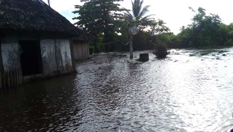 Fuertes inundaciones causan estragos en varios departamentos.