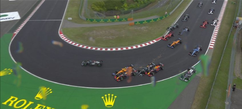 En la segunda vuelta en la pista de Hungaroring el Gran Premio de Hungría tuvo su primer accidente. Un choque masivo provocó serios daños. Foto Prensa Libre: Captura de pantalla.