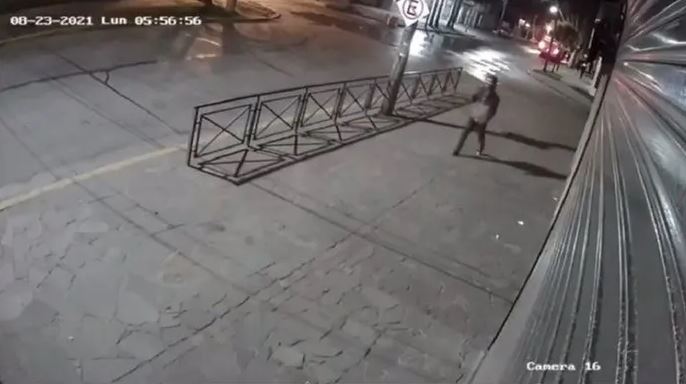 Mujer identifica a su hijo como presunto femicida. (Foto Prensa Libre: YouTube)