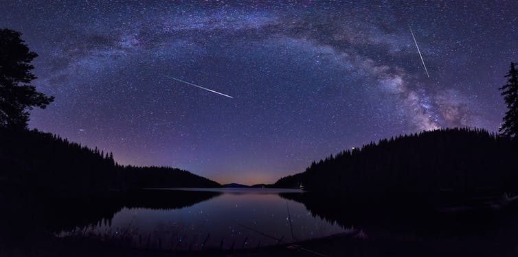 Perseguidas, los meteoros que surcan el cielo en agosto.