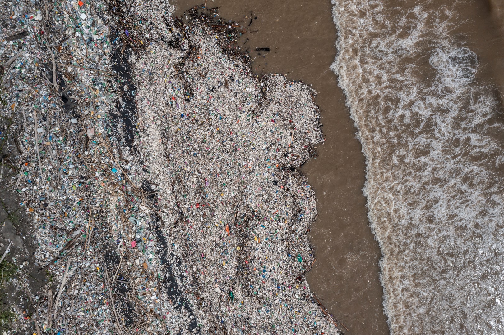 Imagen aérea que muestra la contaminación por residuos sólidos en las playas del Caribe guatemalteco. (Foto Prensa Libre: Cortesía Sergio Izquierdo)