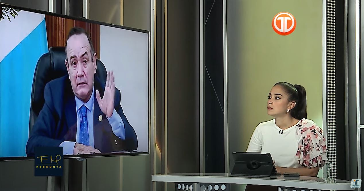 El presidente Alejandro Giammattei ofreció el domingo por la noche una entrevista con el programa Flor Mizrachi Pregunta, del canal panameño Telemetro. (Foto Prensa Libre: Captura de imagen de YouTube)