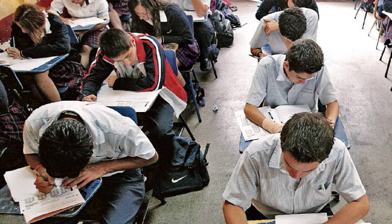 ESTUDIANTES GRADUANDOS DEL INSTITUTO LEHNSEN, SE SOMETEN A PRUEBAS PARA PODER GRADUARSE, LOS EXAMENES SON UN REQUISITO IMPUESTO POR EL MINISTERIO DE EDUCACION, DICHAS PRUEBAS FUERON REALIZADAS EN LAS INSTALACIONES DEL INSTITUTO IMRICH FISCHMANN, ZONA 13. FOTOGRAFIA DE ESBIN GARCIA, PRENSA LIBRE.
