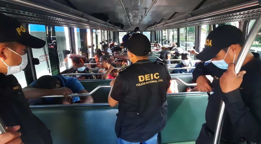 Los migrantes haitianos fueron encontrados por la PNC en una colonia privada. (Foto: PNC) 