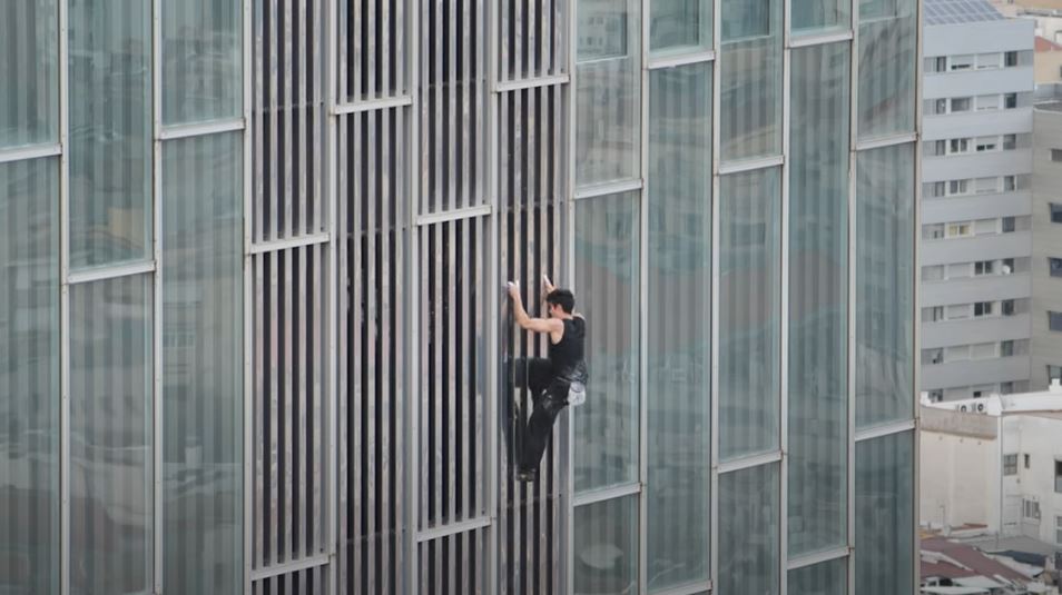 Joven escaló un rascacielos sin ninguna protección. (Foto Prensa Libre: YouTube)