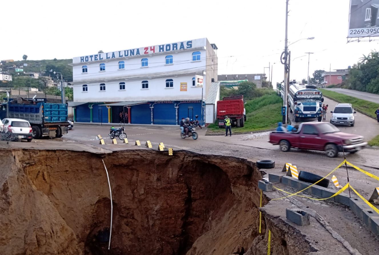 En el kilómetro 26 de la ruta entre Ciudad Quetzal y San Raymundo ocurrió un hundimiento de gran tamaño que afecta uno de los carriles en ese tramo. (Foto Prena Libre:  PMT San Juan Sacatepéquez). 