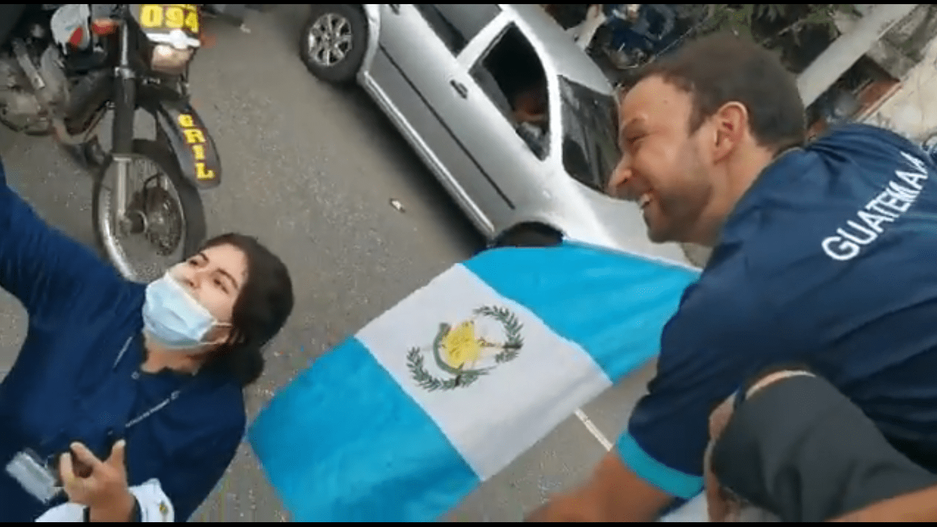 La emocionada fanática del badmintonista guatemalteco se tomó una selfie y le dedicó piropos a la zurda de oro de Zacapa. Foto Prensa Libre (Esbin García)